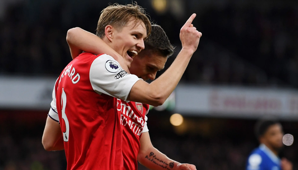 odegaard-sap-pha-ky-luc-cua-tien-boi-fabregas